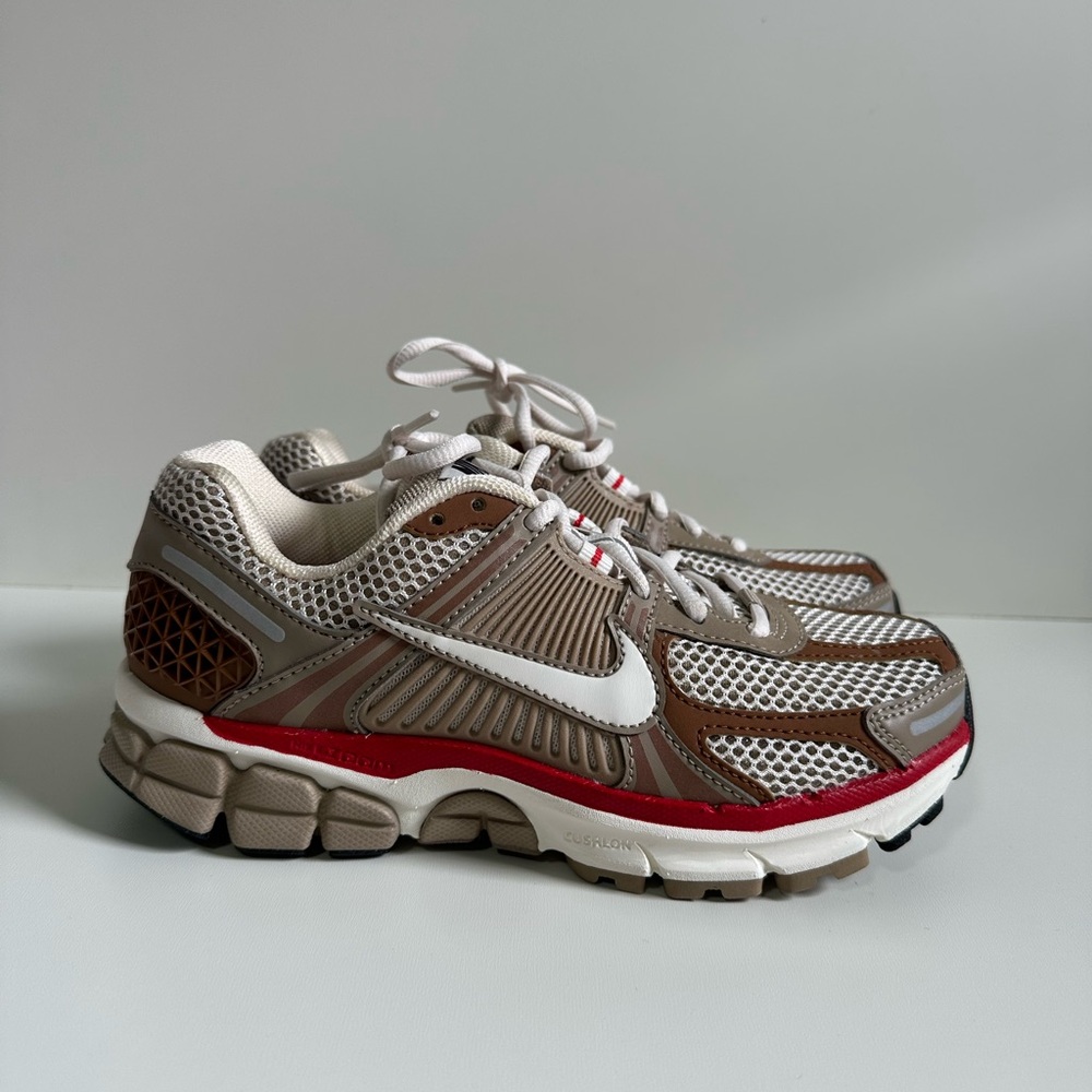Zoom Vomero 5 Sneaker in Khaki, Phantom, Fire Red, & Sail
Nike Size 6